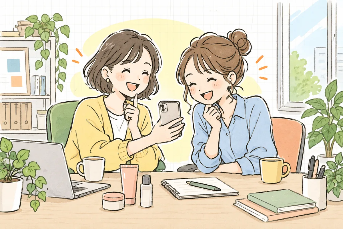 明るいオフィスで、企業SNS担当者が同僚に下書きのスマートフォンを見せ、二人で笑い合っている情景